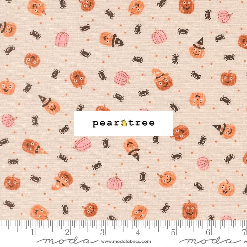 Moda Fabrics Moonbeam - Friendly Pumpkin And Spiders